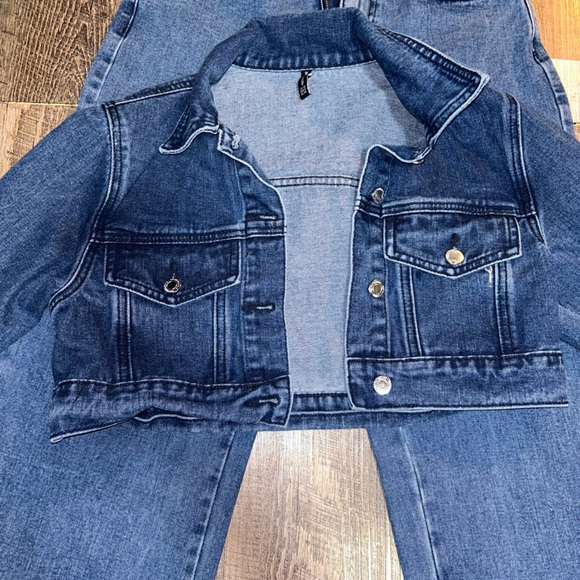 PRETTY LITTLE THING: Two Piece Denim Set - Picture 5 of 8